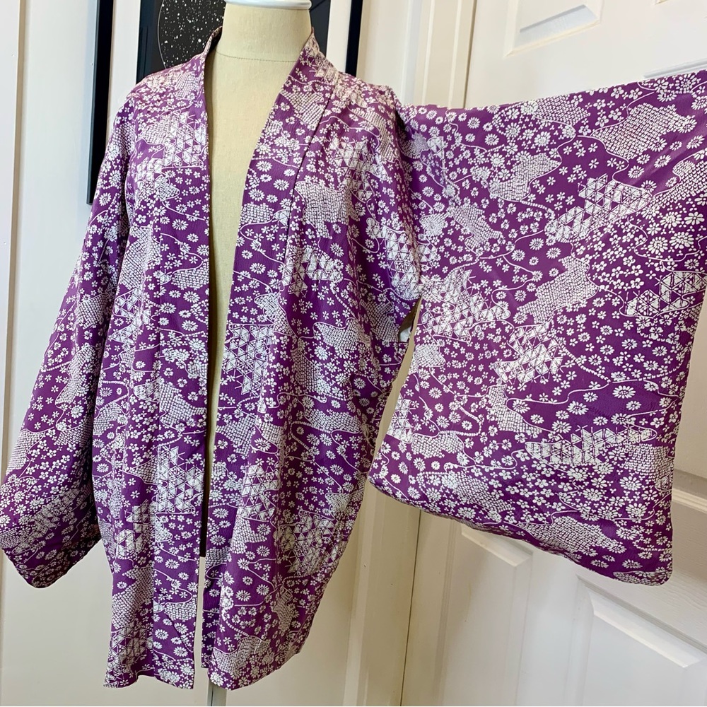 Stunning VINTAGE Lilac Purple White Wispy Cloud Wavy Floral Kimono One Size